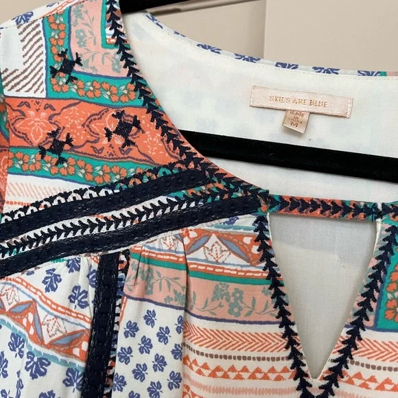 Super pretty and light summer dress! Size Medium fits like a Small. Bell sleeves - Picture 4 of 6